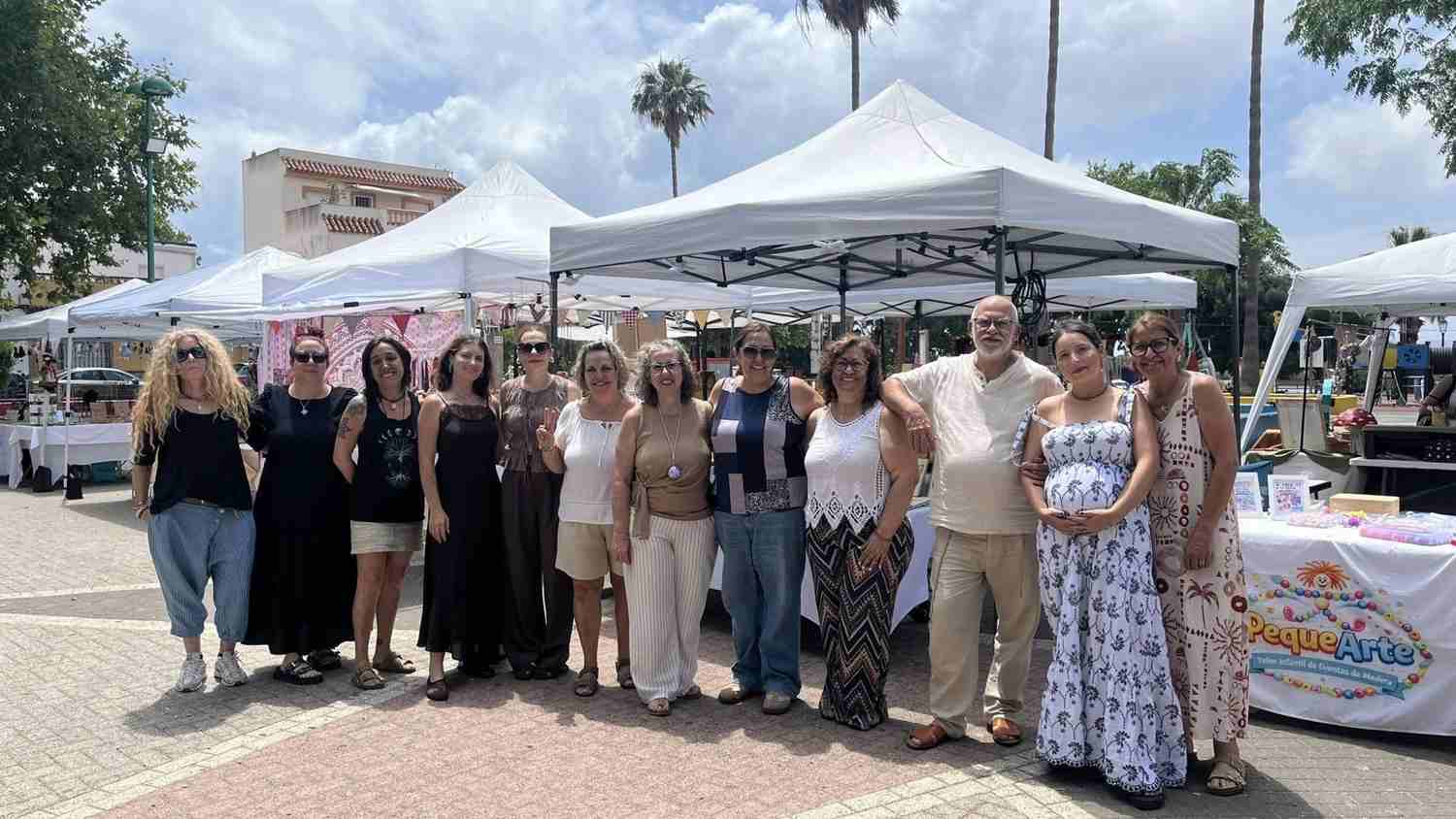 Artesanos de Los Barrios vuelven a llevar sus trabajos a la plaza del Mar de Palmones
