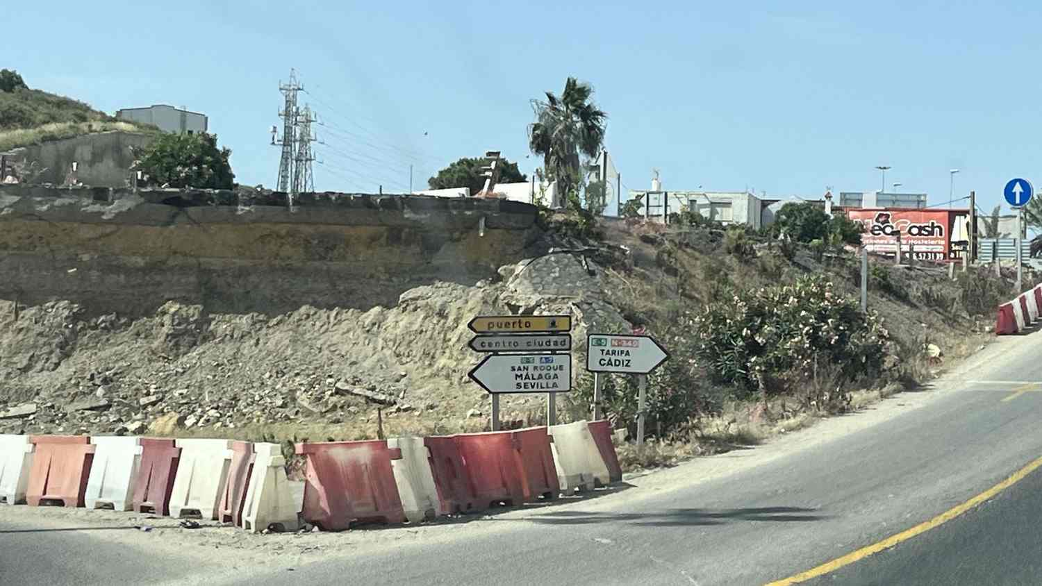 La subdelegada del Gobierno en Cádiz asegura que los atascos en la comarca son «casi inevitables» en verano