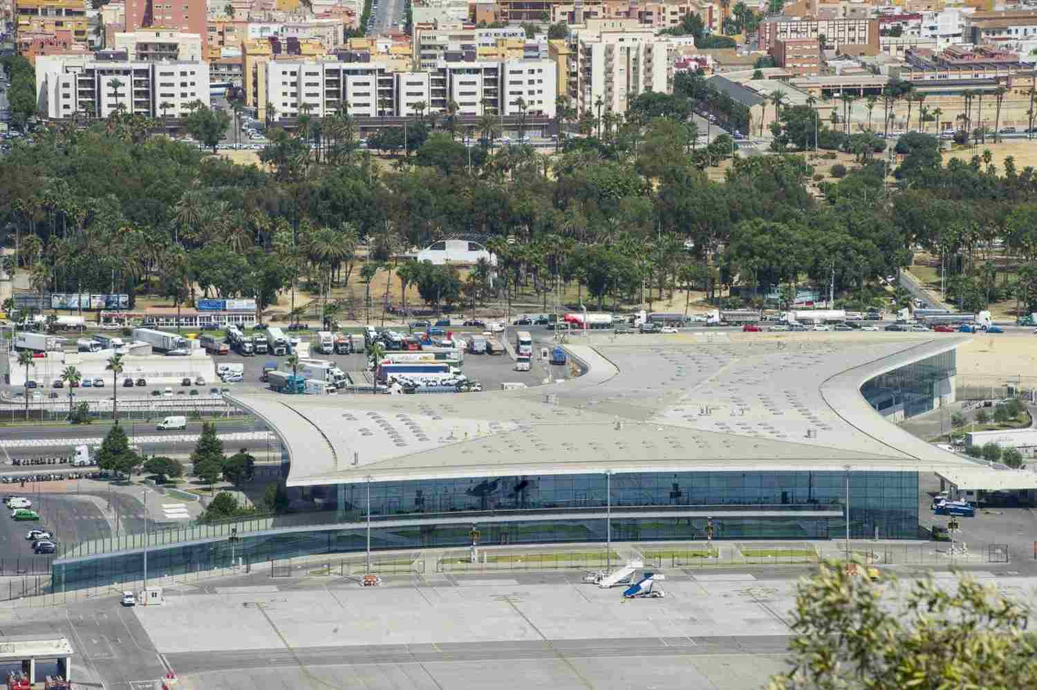 La Policía de Gibraltar restringe el tráfico fronterizo por una bolsa desatendida junto a la Terminal Aérea