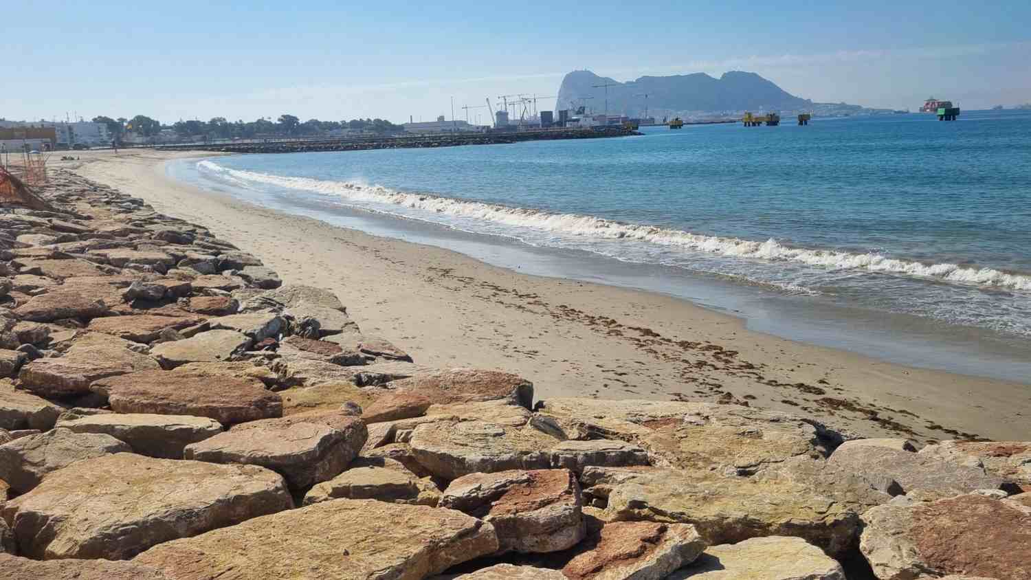 La Autoridad Portuaria comienza la próxima semana los trabajos de restitución del perfil de la Playa de Guadarranque