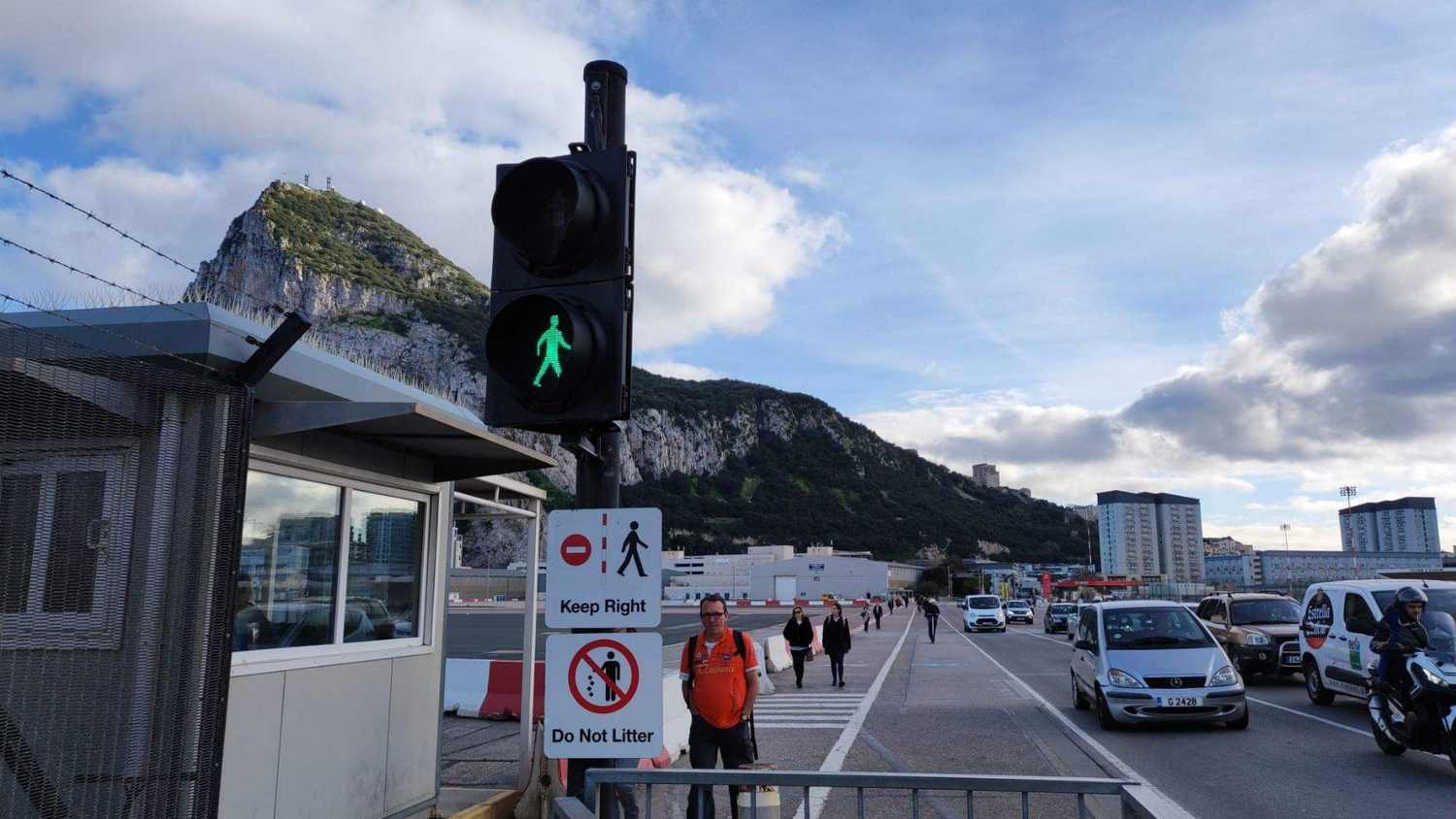Gibraltar levanta las restricciones de tráfico tras el aviso por una bolsa desatendida en el aeropuerto