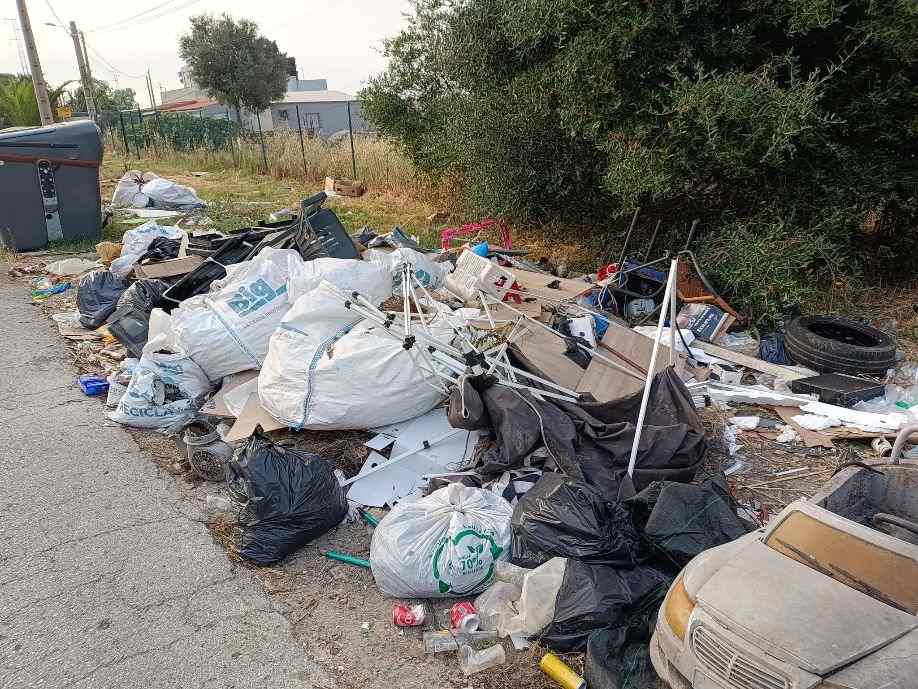 Los Barrios retira nuevos vertidos ilegales en Puente Romano y recuerda multas de hasta 3.000 euros