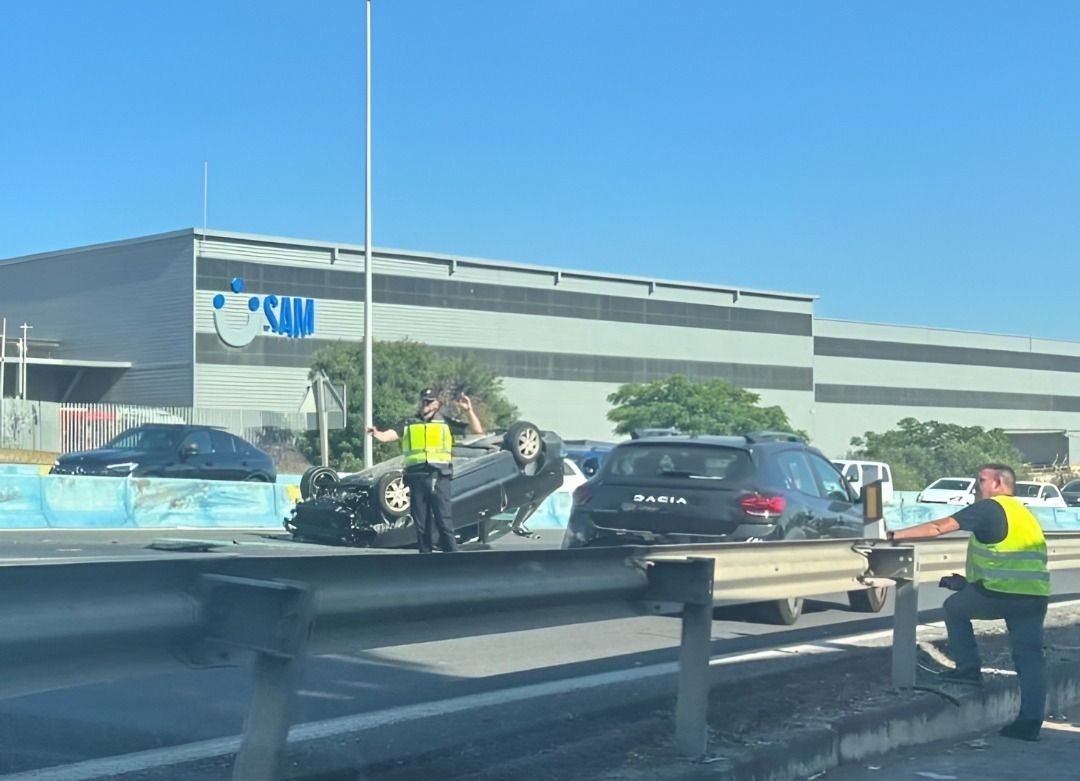 Herida una persona tras el vuelco de su vehículo por una colisión en la A-7 de Algeciras
