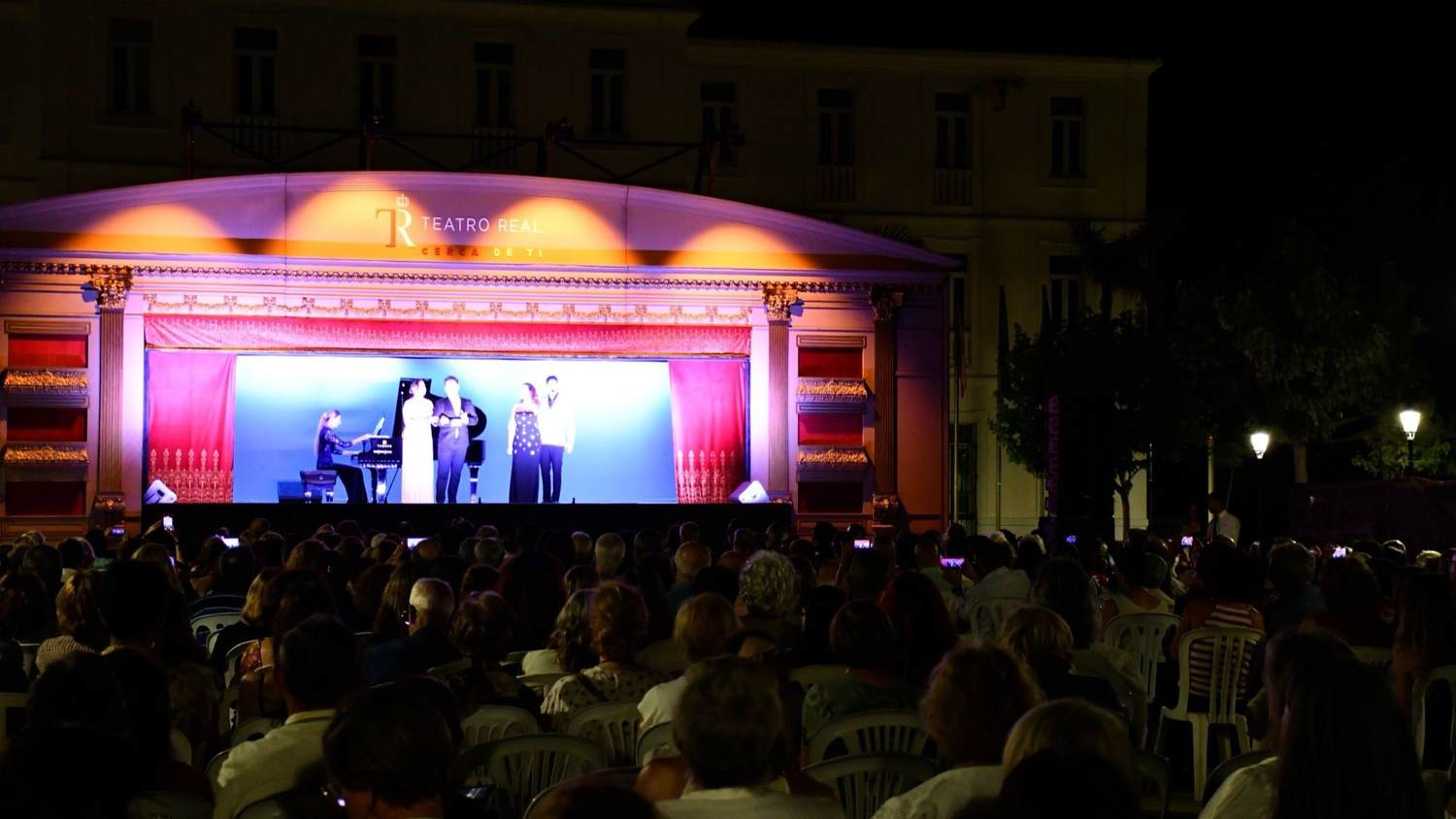 La Carroza del Teatro Real conquista San Roque con la mejor lírica en una noche espectacular