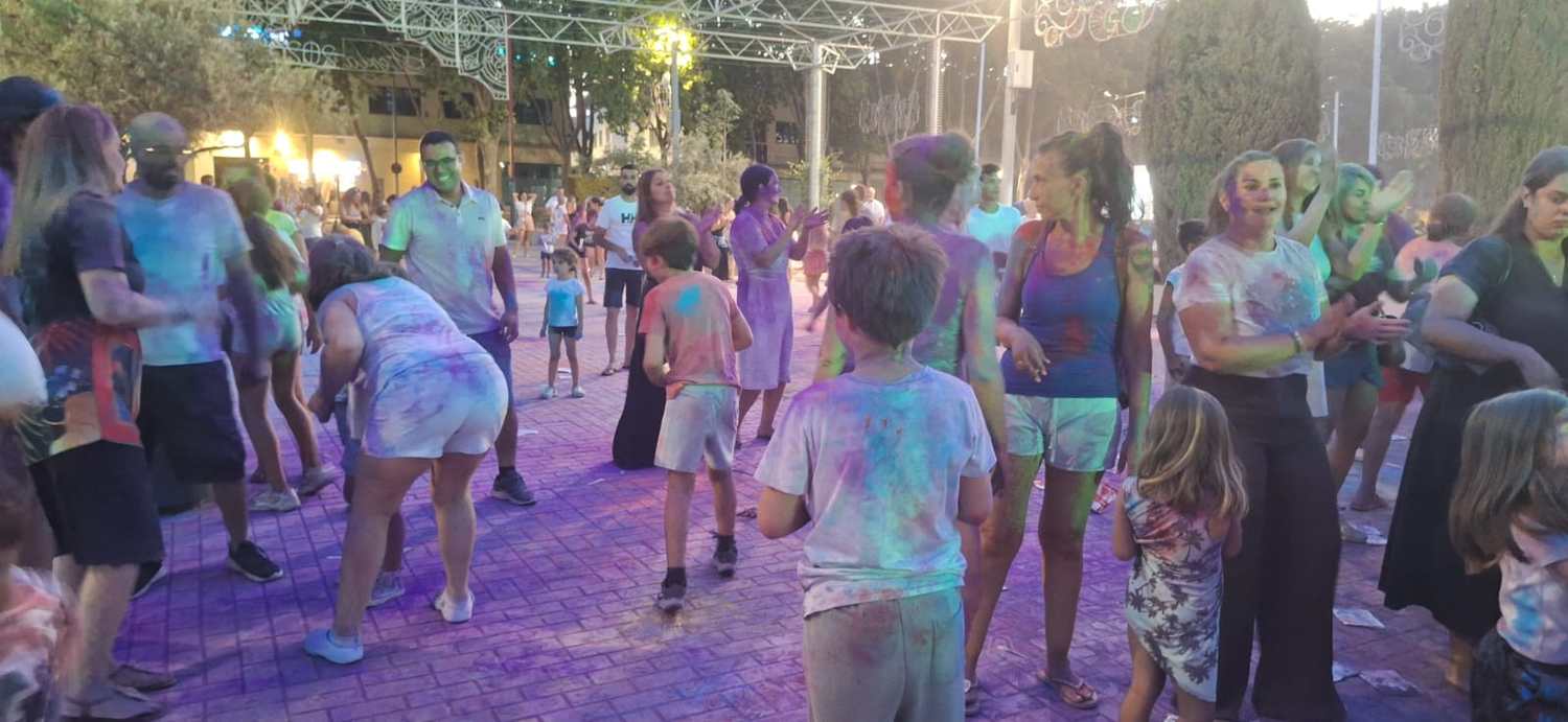 La juventud de San Roque se entrega a la Holi Fiesta de Colores de Guadiaro