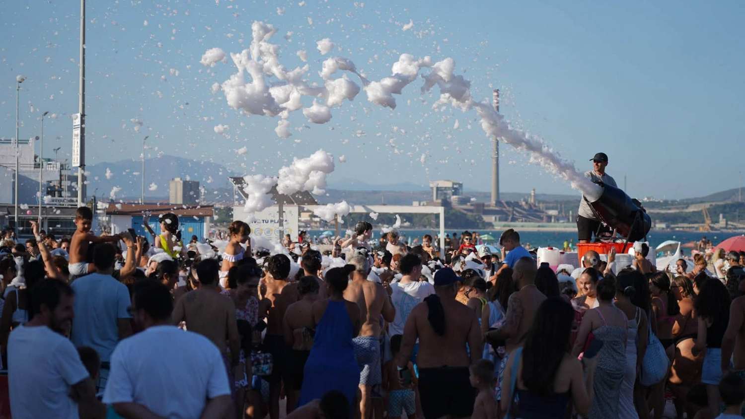La Fiesta de la Espuma de Algeciras reúne a cientos de jóvenes en la playa de El Rinconcillo