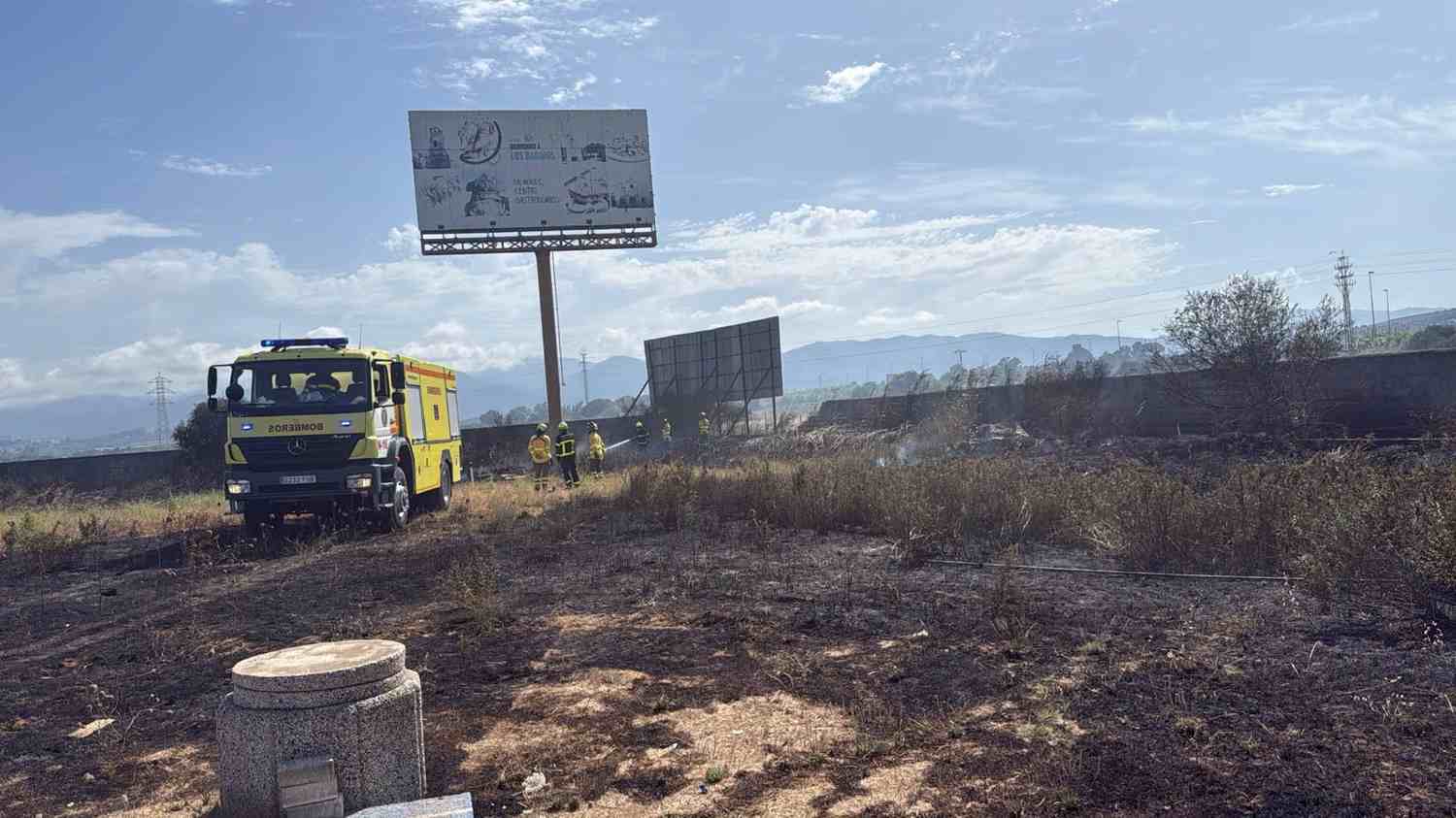 Estabilizado un incendio en un cañaveral situado en la entrada de Palmones