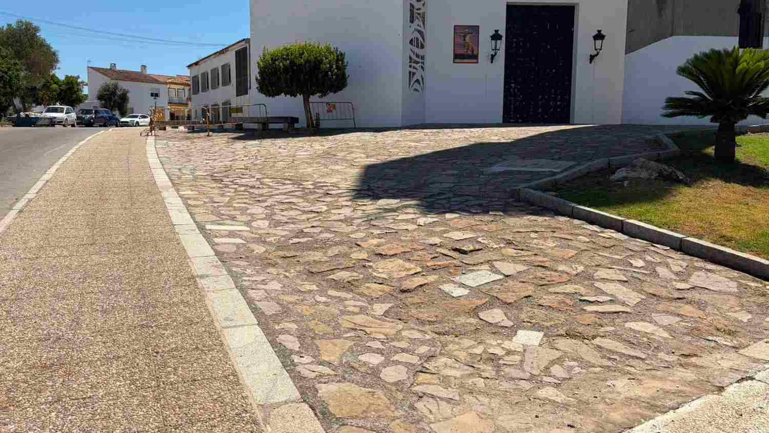 Diputación invierte más de 48.000 euros en remodelar el acerado en parte de la Plaza Andalucía de Castellar
