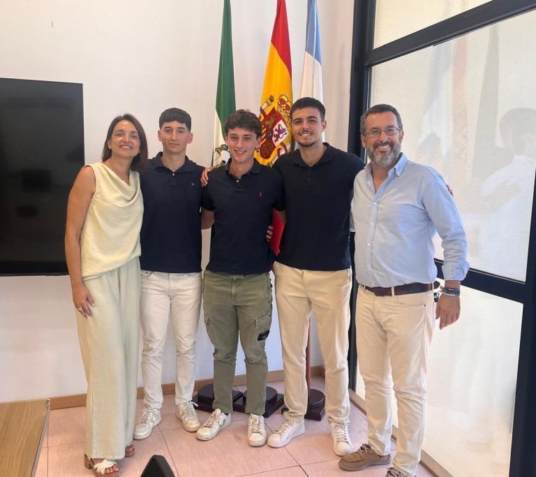Tres jóvenes del Campo de Gibraltar impulsan una empresa de IA para modernizar negocios