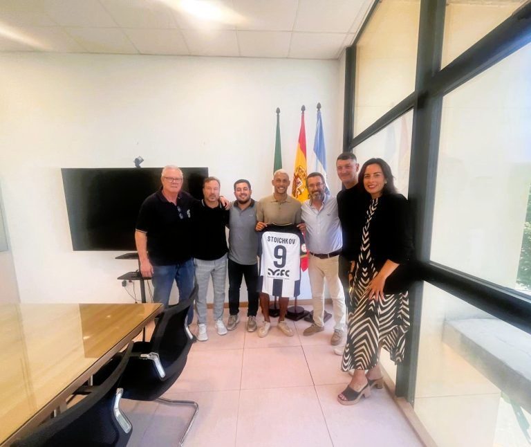 La Línea rinde homenaje a Stoichkov, uno de los jugadores históricos de la Balona